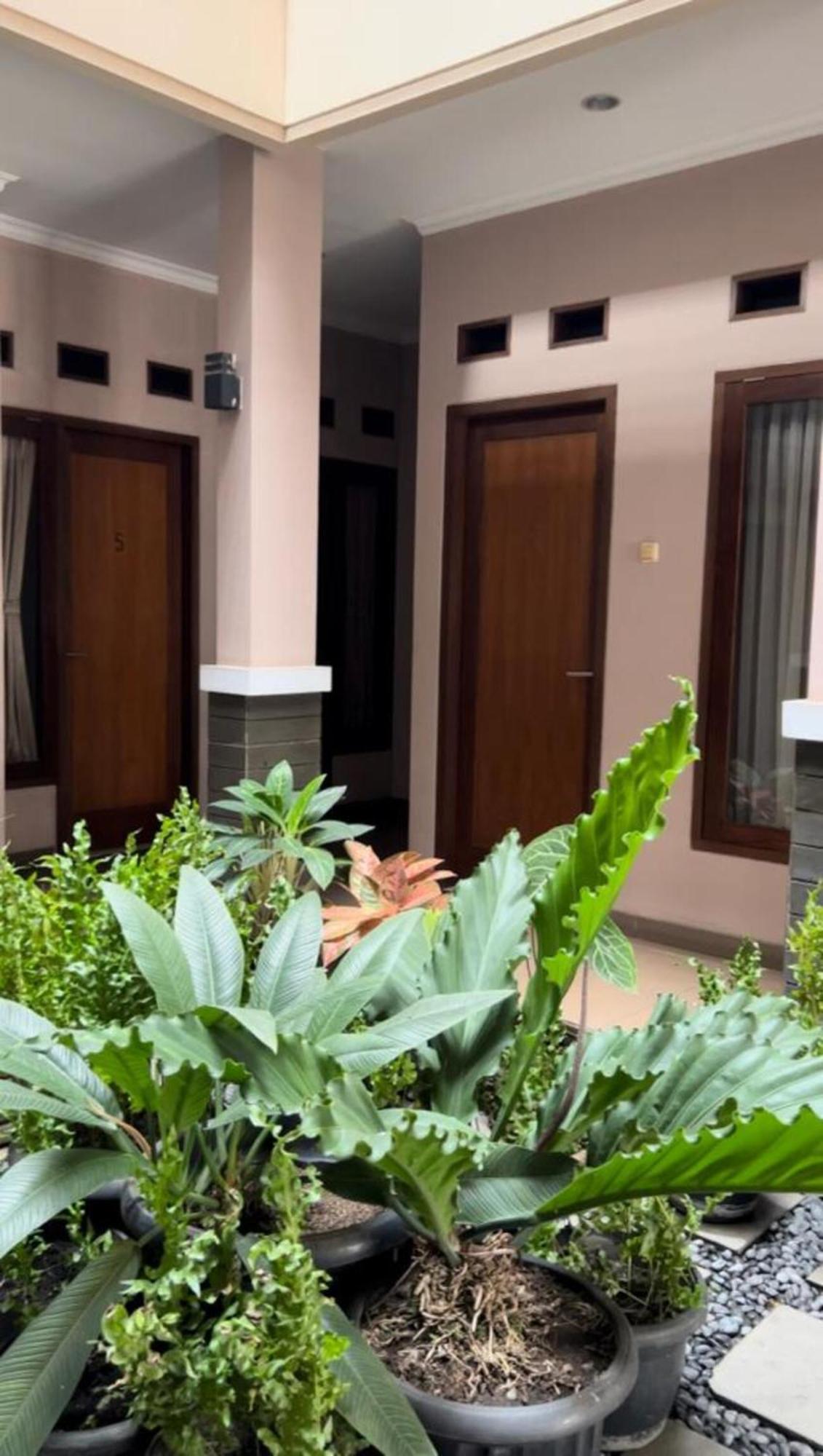 Hens Guesthouse Syariah Gadobangkong Eksteriør billede